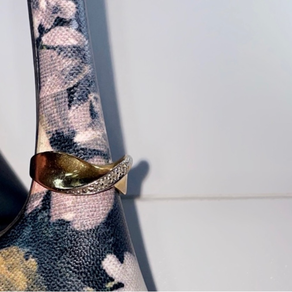 Gold tone real diamond chip ring